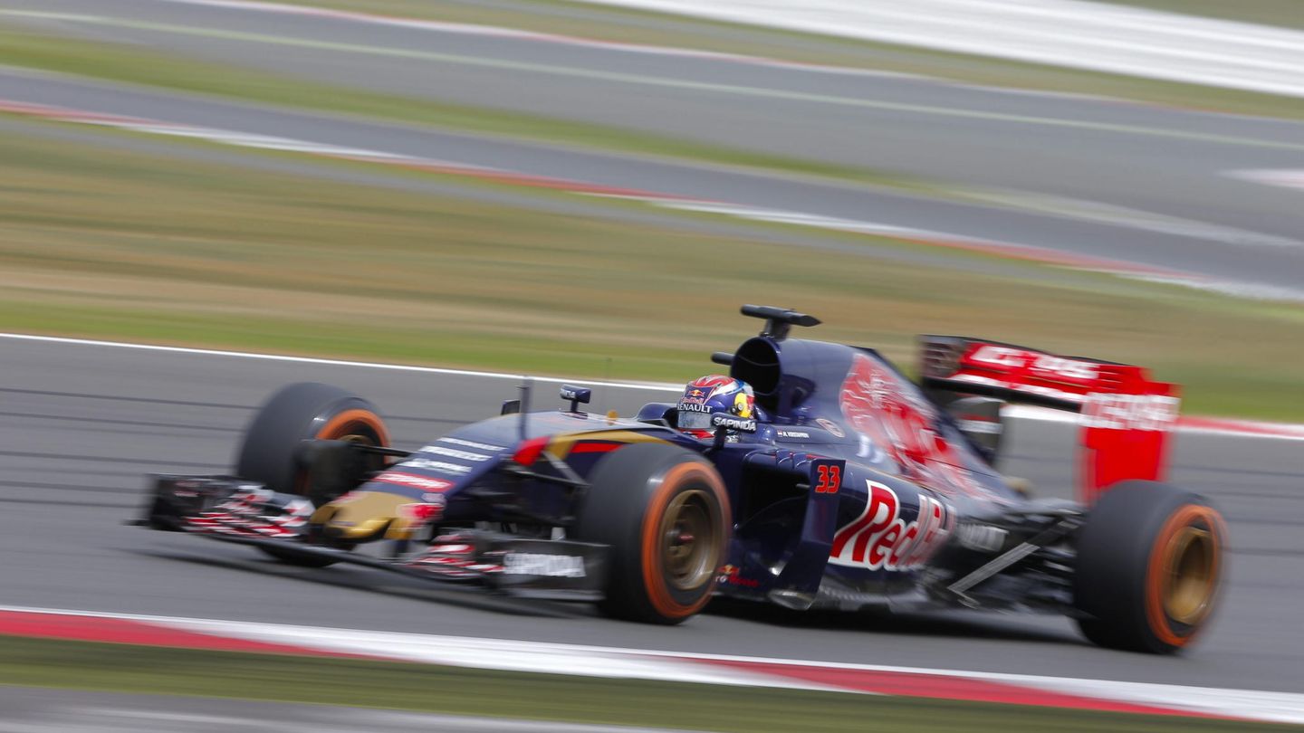 El piloto holandés Max Verstappen de Toro Rosso durante los segundos entrenamientos libres (Efe)