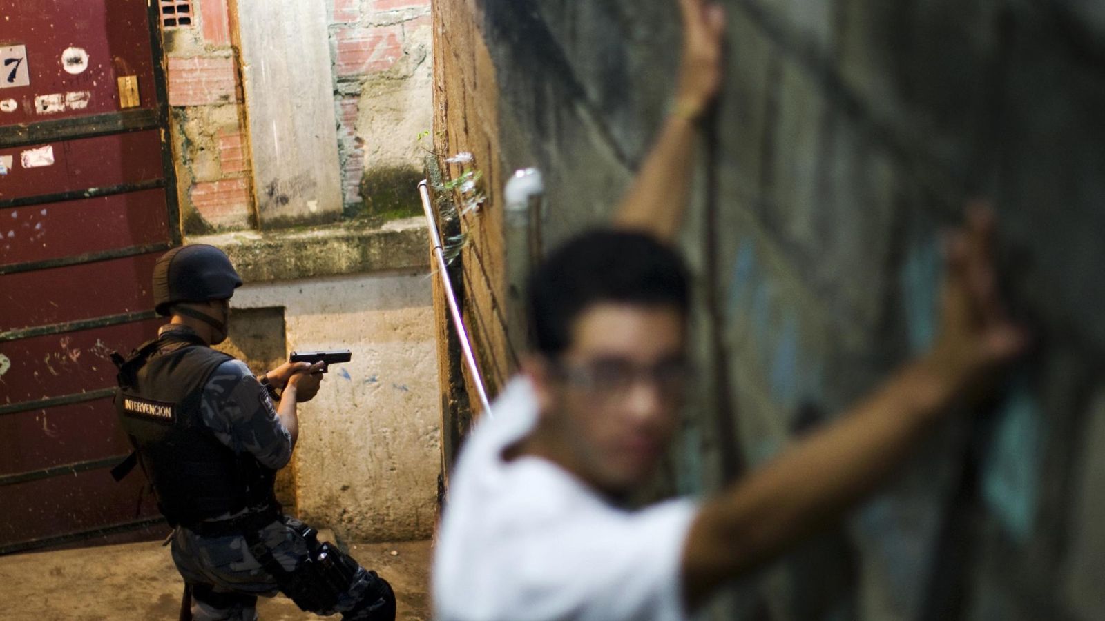 Foto: Un hombre durante un cacheo en una operación policial en la barriada de Petare, la más peligrosa de Caracas (Reuters).