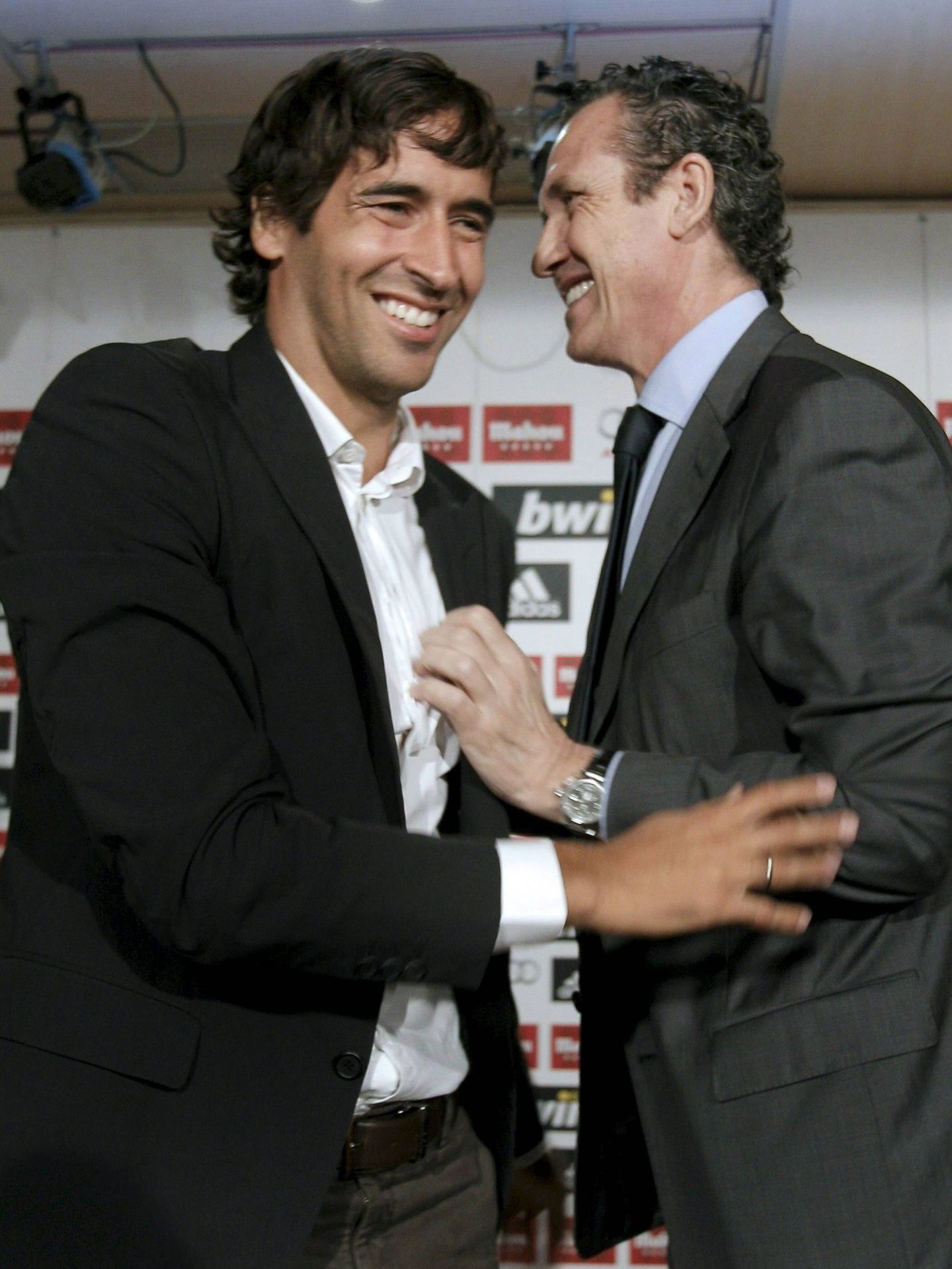 Raúl González y Jorge Valdano. (EFE)