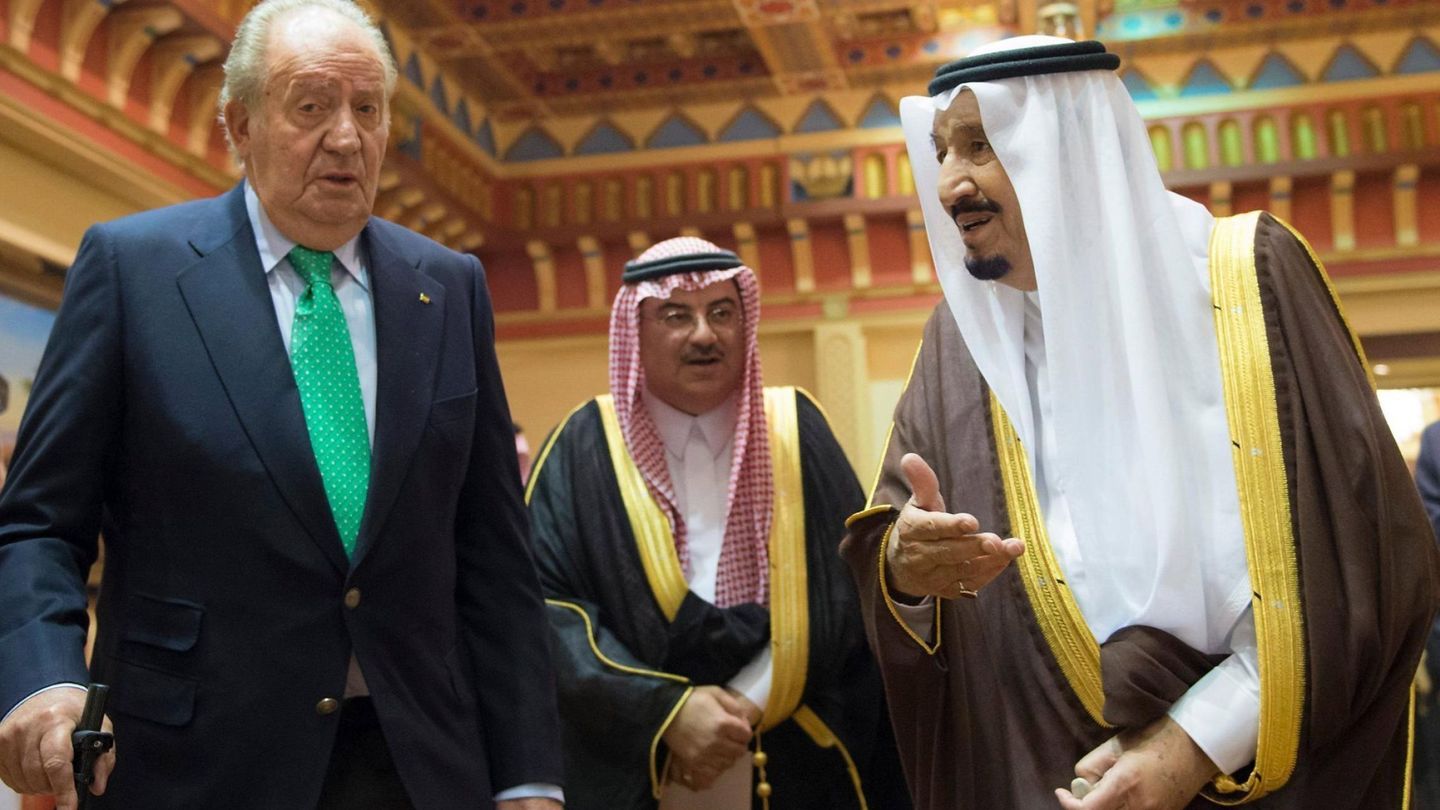 Juan Carlos I (i) junto con el rey saudí Salman Bin Abdelaziz (d) durante su encuentro en Riad, Arabia Saudí, en 2017. (EFE)