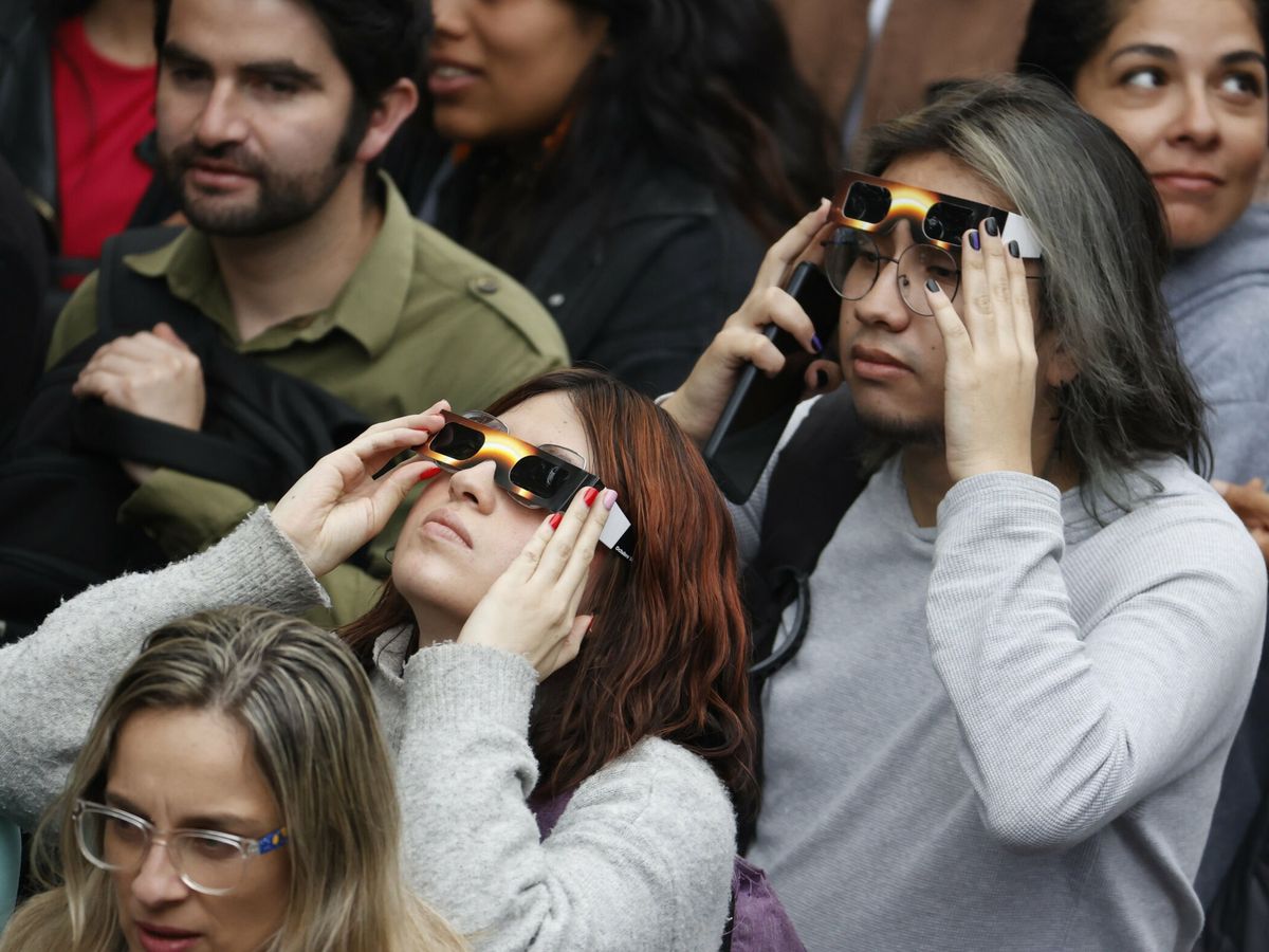 Foto: Este tipo de gafas son imprescindibles para disfrutarlo con seguridad (EFE/Mauricio Dueñas Castañeda)