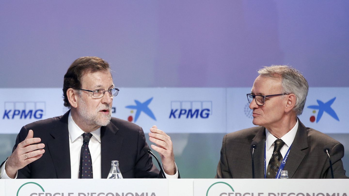 Mariano Rajoy y Antón Costas en el Círculo de Economía. (EFE)