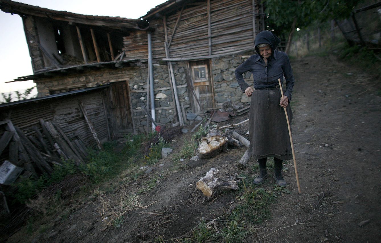 La anciana Ilinka Yaneva, de 83 años, frente a su casa en la aldea de Gorno Osenovo. (Reuters)