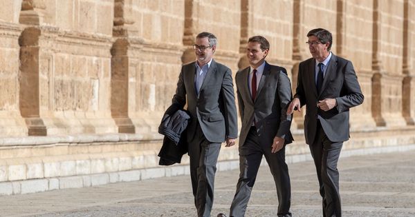 Foto: Villegas, Rivera y Marín antes de reunirse con diputados del grupo parlamentario de su formación política en el Parlamento andaluz en Sevilla. (EFE)