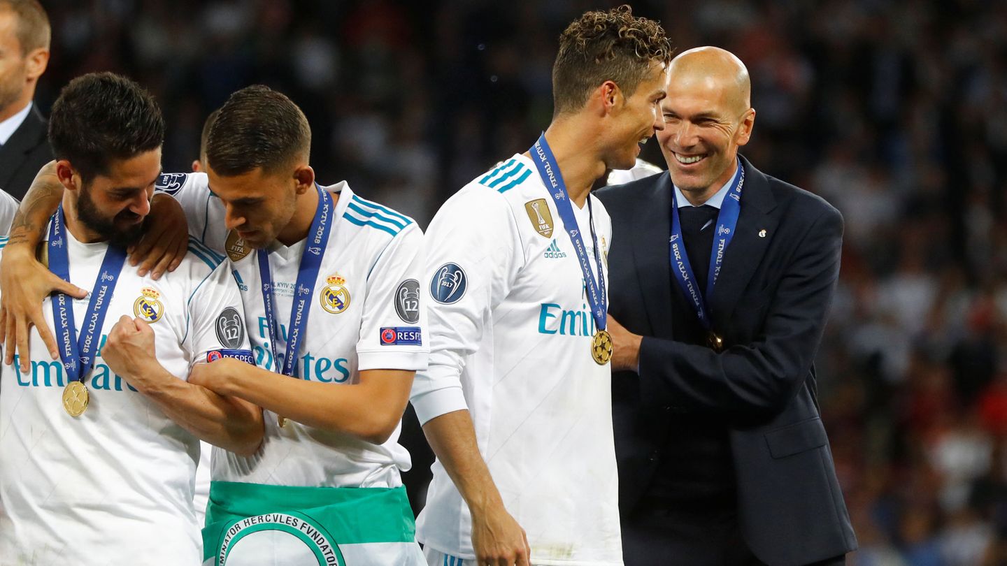 Cristiano Ronaldo y Zidane, sonrientes, en Kiev tras ganar la Champions. (EFE)