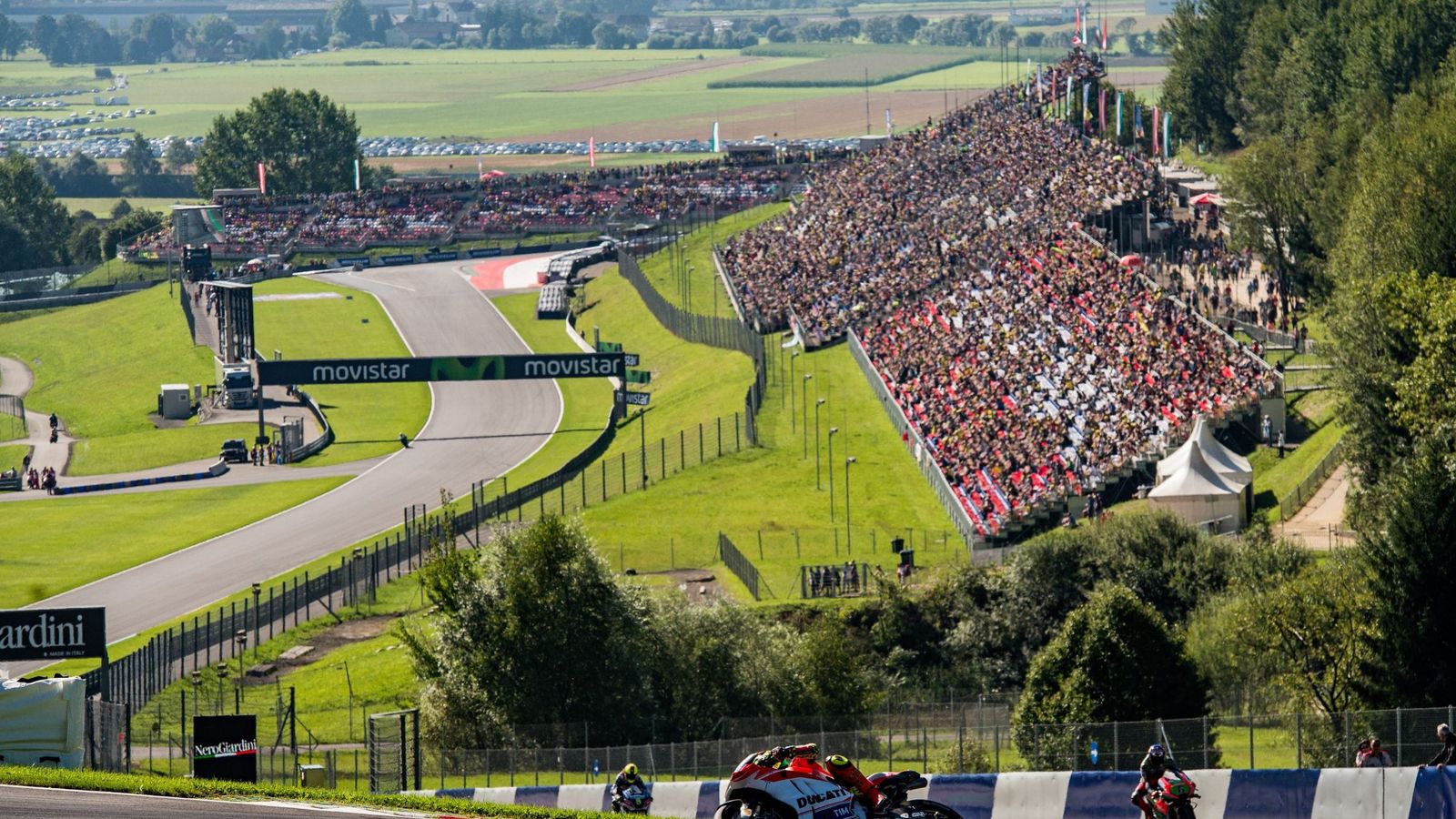 Foto: Joan Mir ganó la carrera de Moto3 celebrada en Austria (EFE)