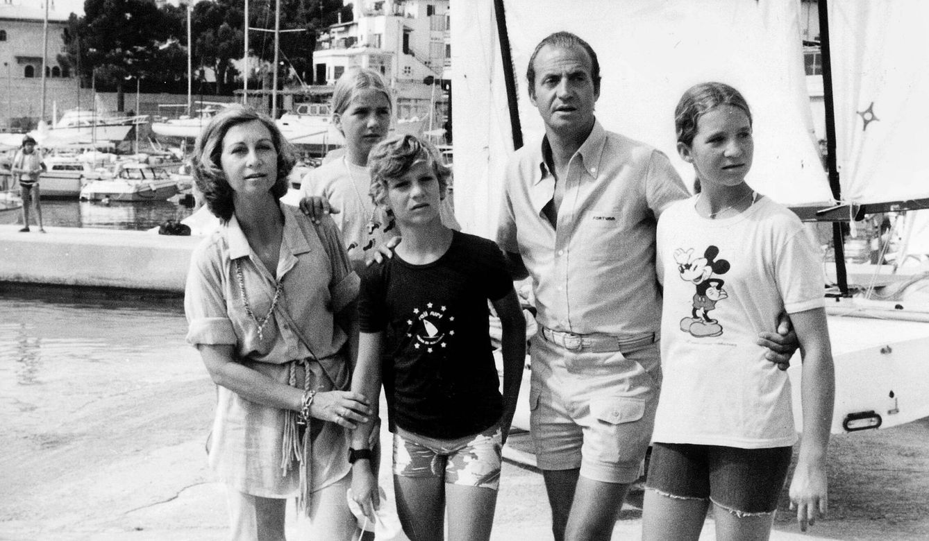 Los Reyes y sus hijos en Mallorca, en los años 80. (Cordon Press)