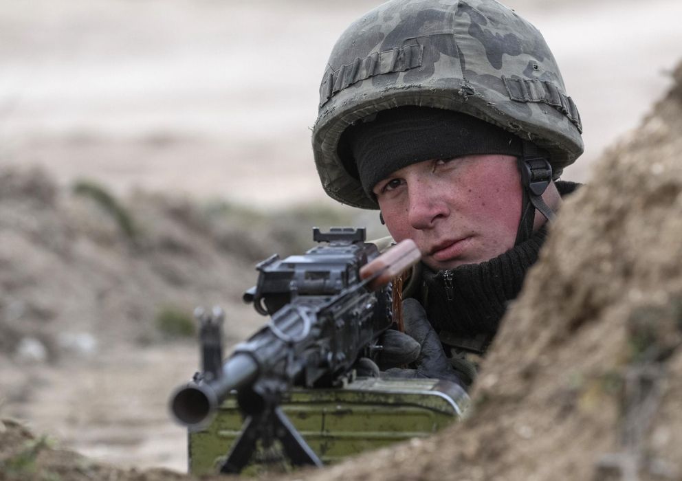 Foto: Un soldado ucraniano de guardia en el pueblo de Strelkovo, cerca de Crimea (Reuters).