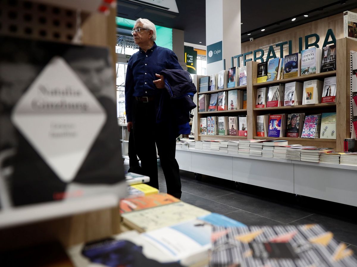 Foto: Un hombre consulta algunos títulos en una librería madrileña (EFE Mariscal)
