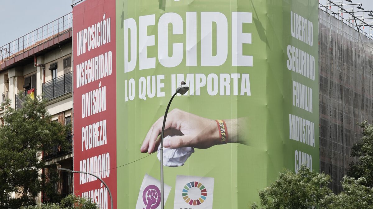 Vox quita la lona de la calle Alcalá tras instarle la Junta Electoral de Madrid