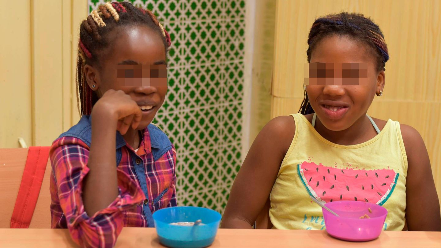 Dos niñas de origen africano, en el comedor. (Toñi Guerrero)