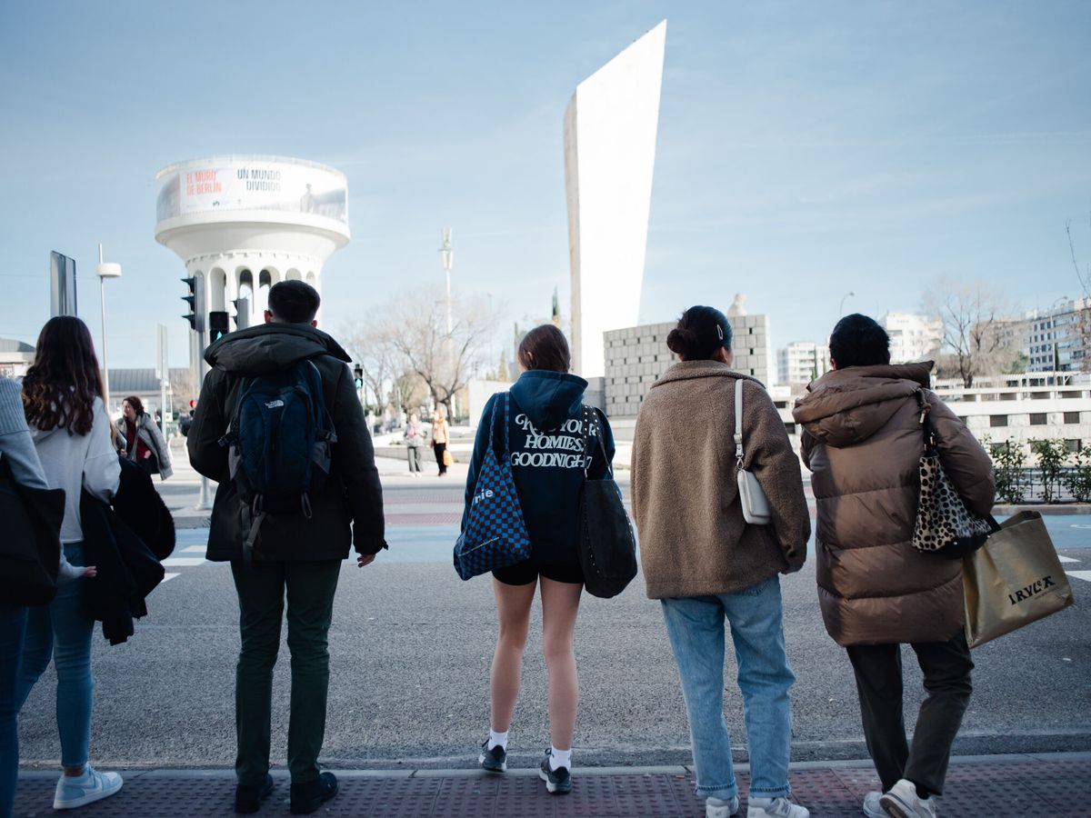 Foto: Gente con pantalón corto en enero en Madrid. (Europa Press/Mateo Lanzuela)