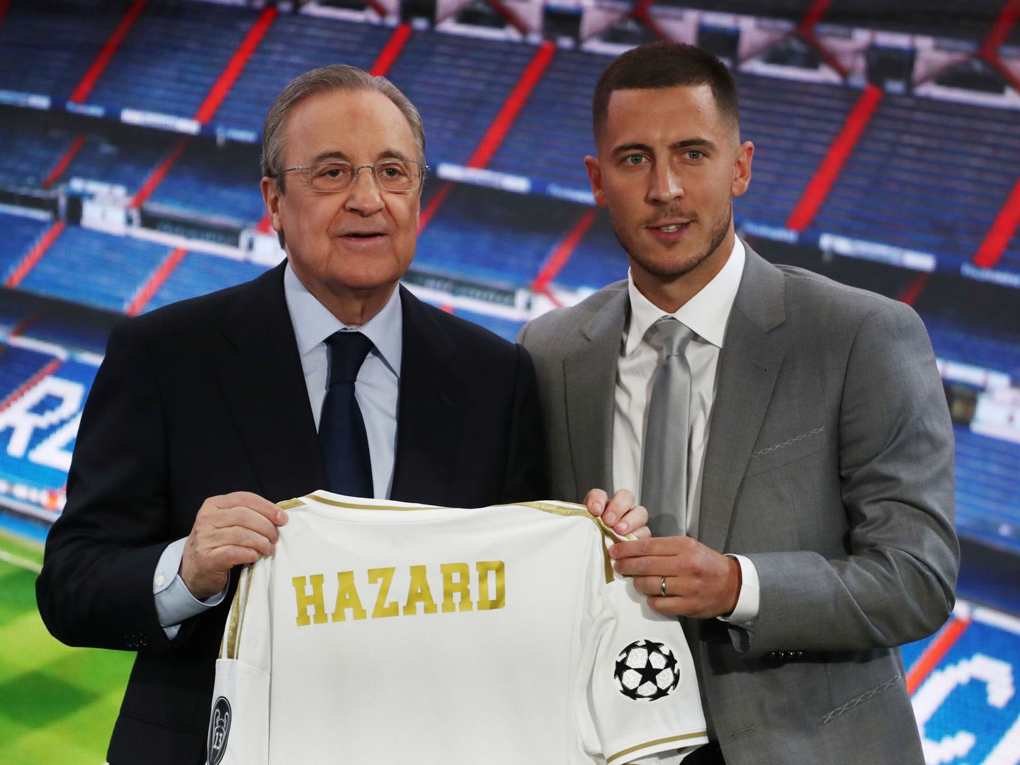 Florentino Pérez y Eden Hazard en el acto de presentación del belga. (Reuters)