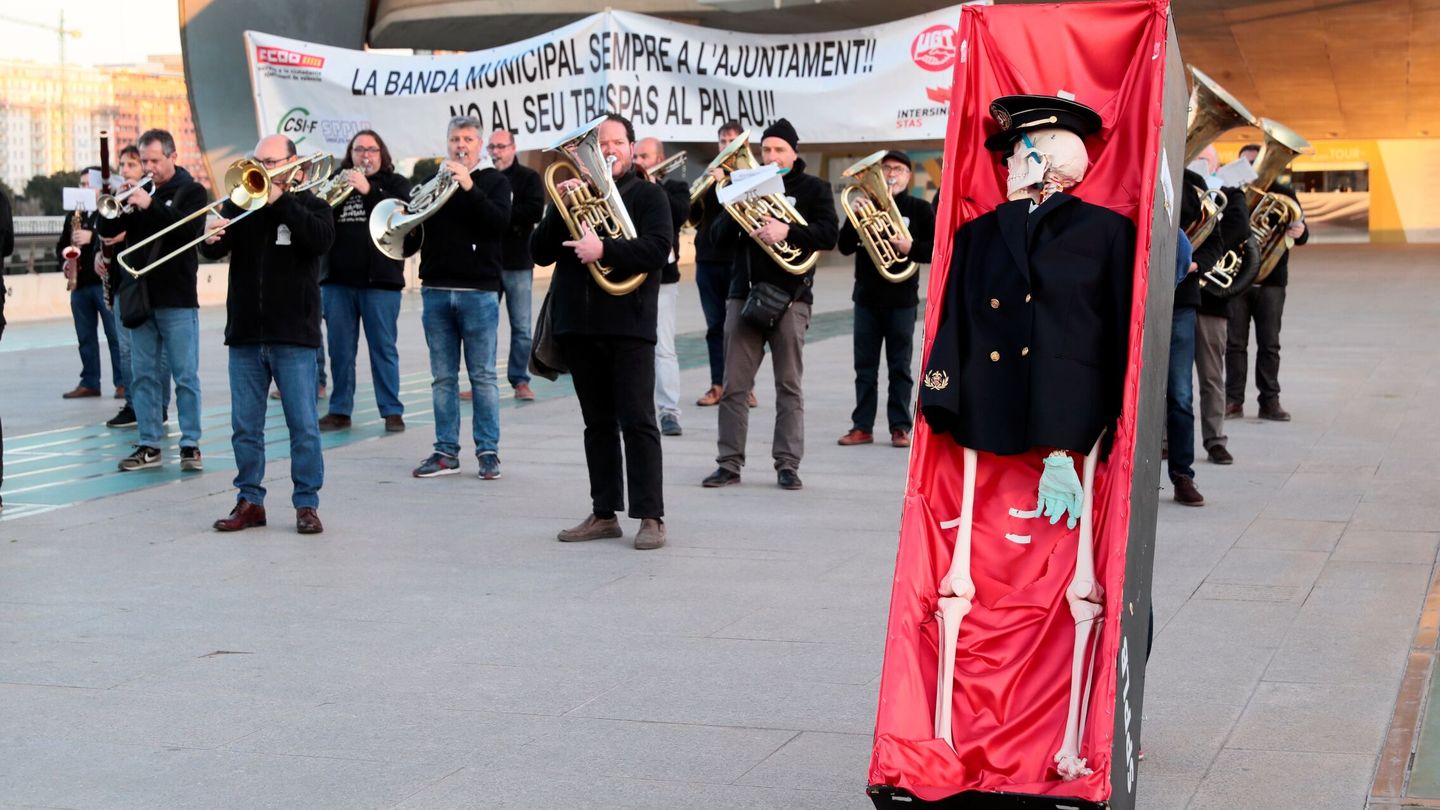 Miembros de la Banda Municipal de Valencia tocando la 'Marcha Fúnebre'. (EFE/Biel Aliño) 