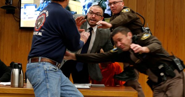 Foto: Randall Margraves, en el momento de abalanzarse sobre Larry Nassar. (Reuters)