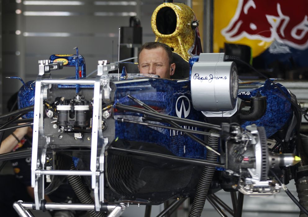 Un mecánico prueba el motor del coche de Vettel. (Reuters)