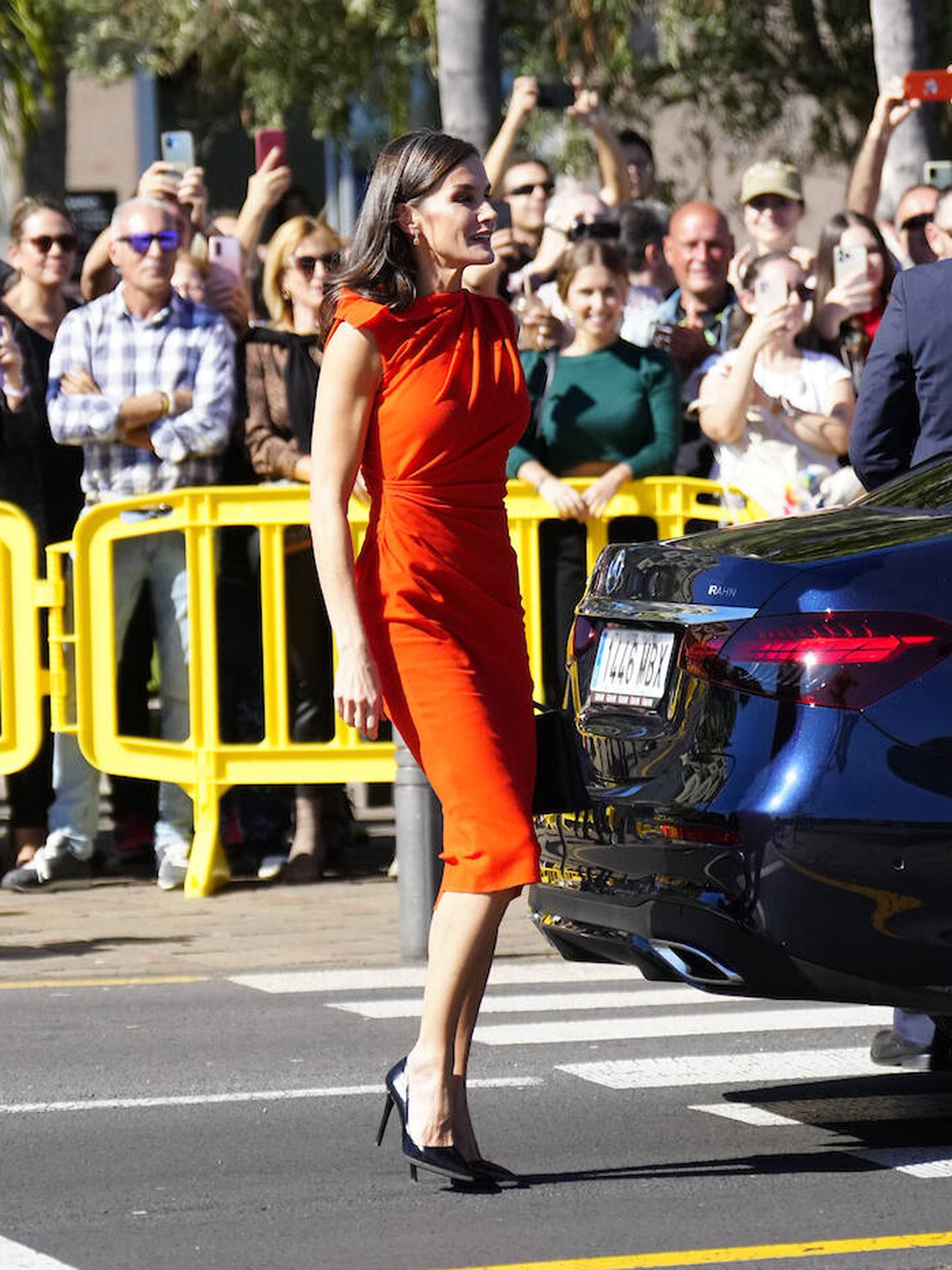 La reina Letizia, con un vestido naranja de Narciso Rodriguez para Zara. (LP)