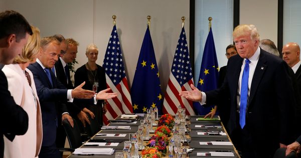 Foto: El presidente Trump y el presidente del Consejo Europeo, Donald Tusk, antes de un encuentro en la sede de la UE, en Bruselas. (Reuters)