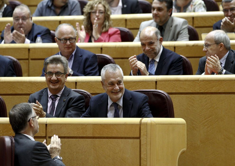 Foto: El expresidente andaluz José Antonio Griñán (c), sentado en su escaño del Senado. (EFE)