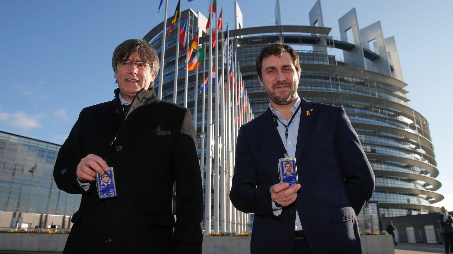 Carles Puigdemont y Toni Comín a las puertas del Parlamento Europeo. (Reuters/Vincent Kessler)