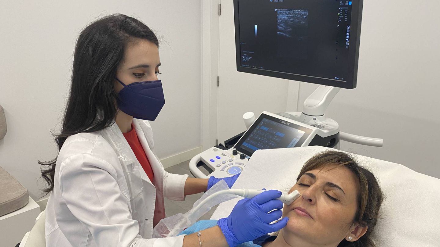 Dra. Mercedes Saenz de Santamaría, médico estético de CDI realizando una ecografía antes de infiltrar a un paciente.