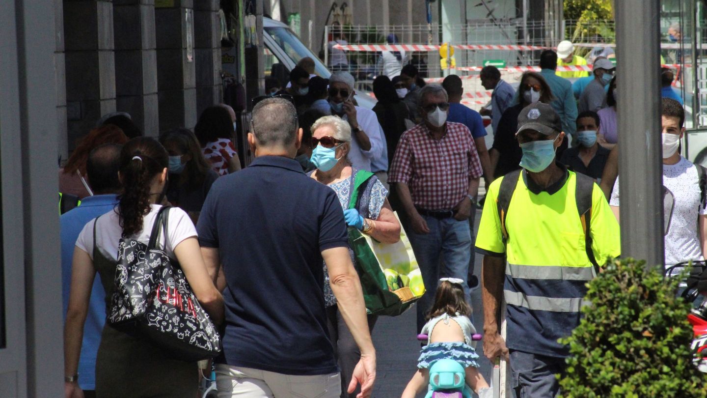Ciudadanos ataviados con mascarillas pasean por las calles de Ceuta. (EFE)