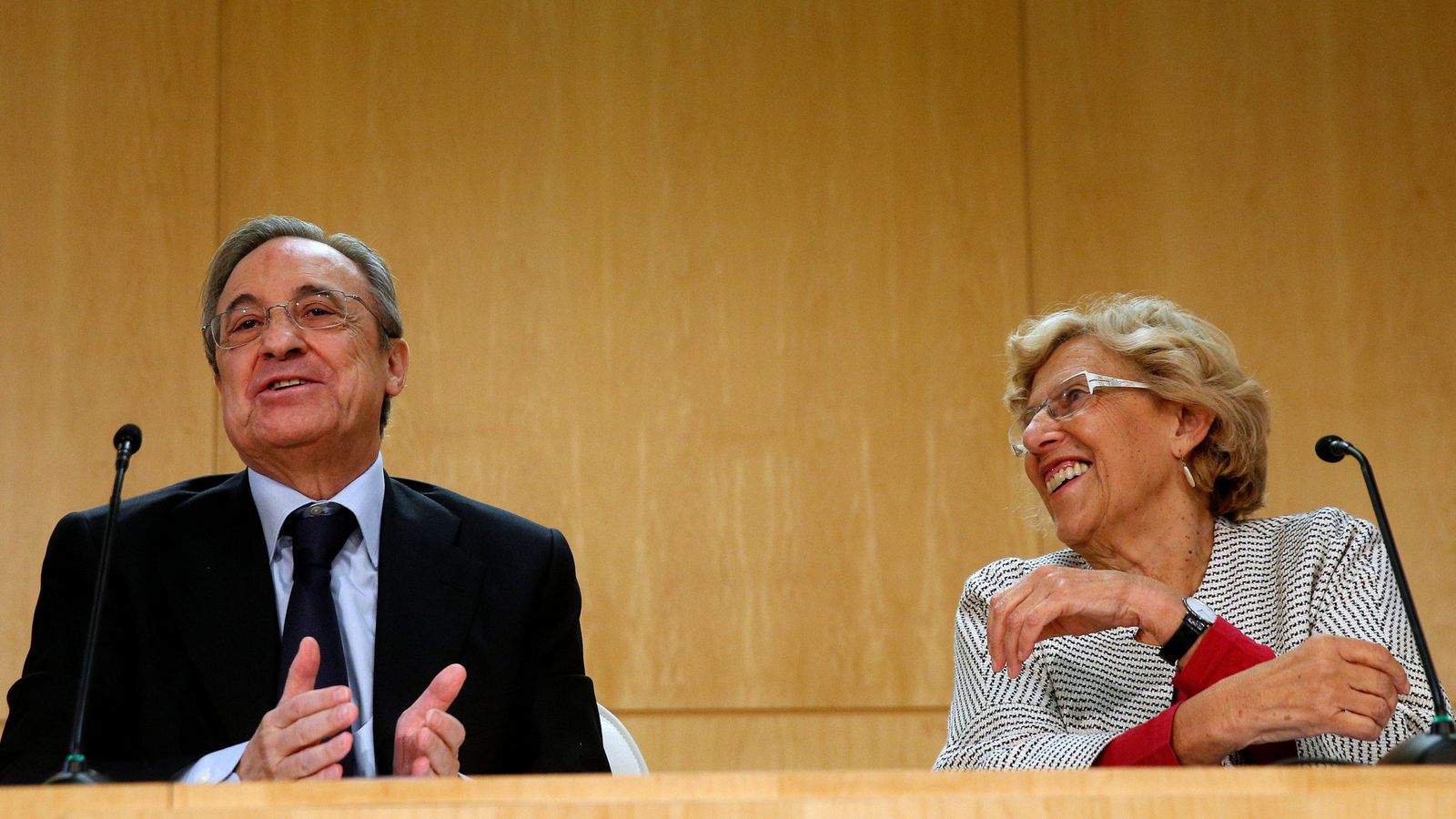 Foto: La alcaldesa de Madrid, Manuela Carmena, junto a Florentino Pérez. (Reuters)