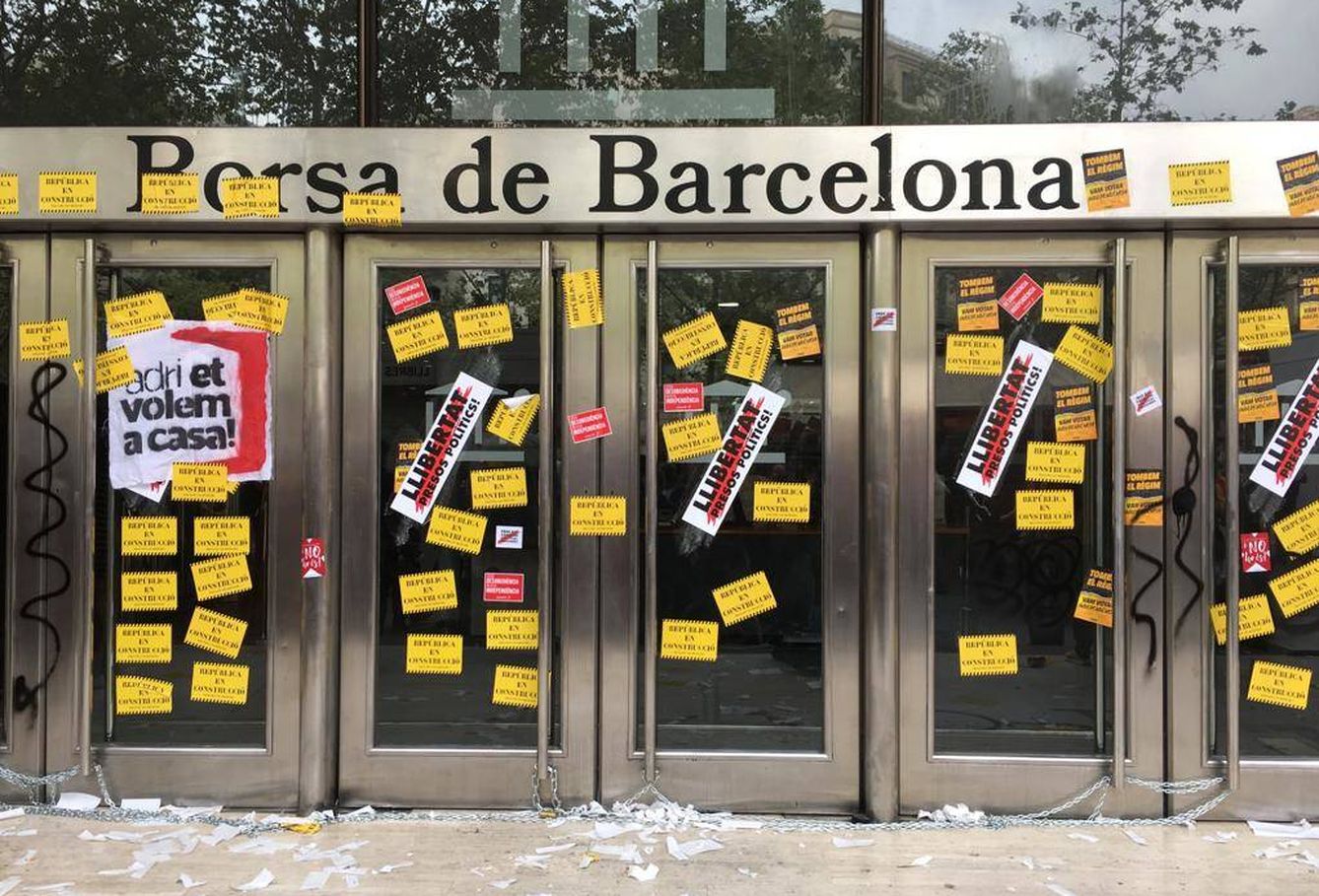 Así quedó de empapelada la entrada a la Bolsa de Barcelona. (FOTO: David Brunat)