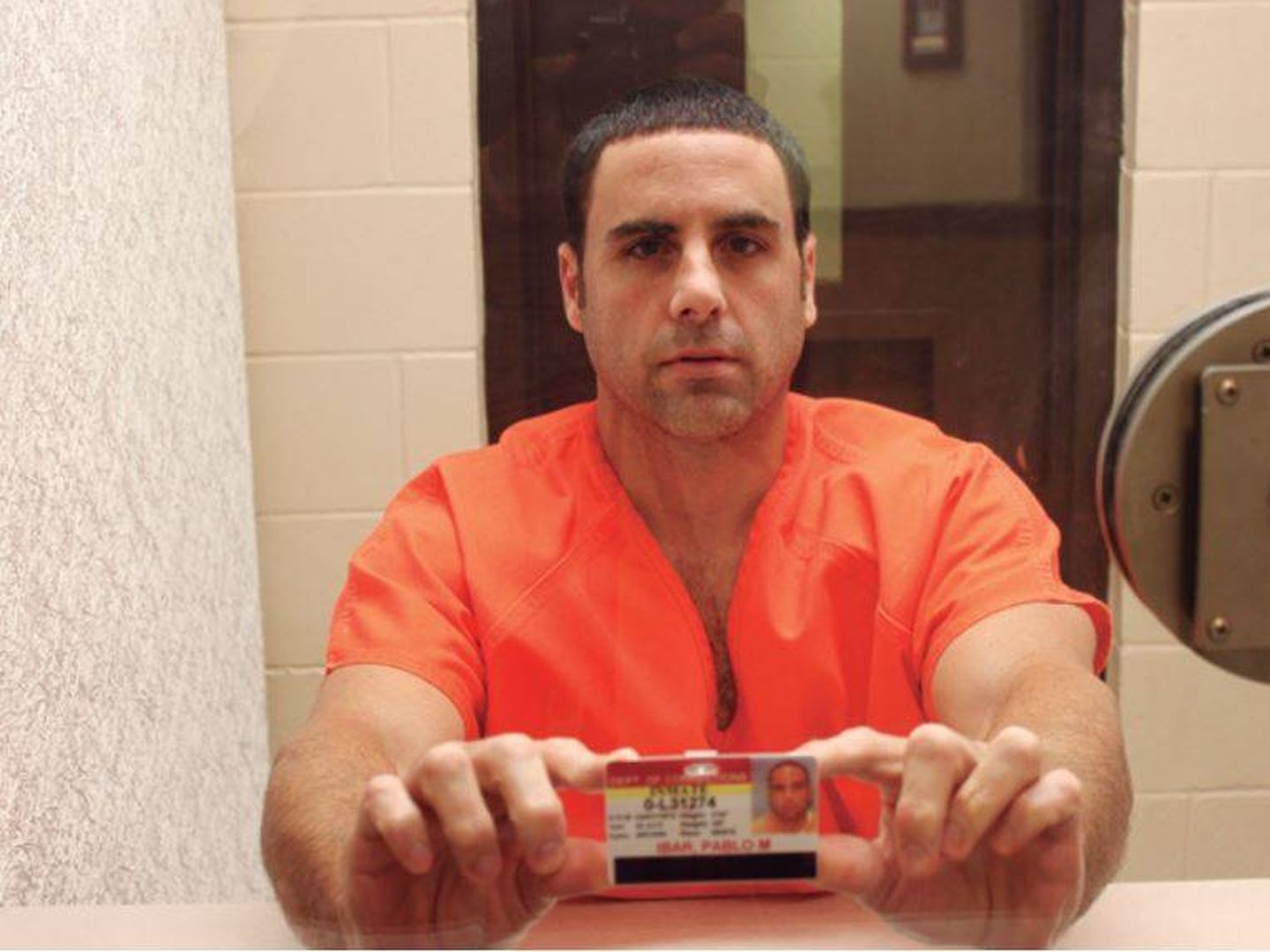 Pablo Ibar muestra su tarjeta de identificación de la prisión de Raiford (Emilio Navarro)
