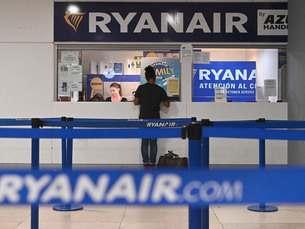 Foto: Un pasajero pide información en un mostrador de Ryanair (EFE)