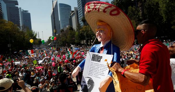 Foto: Un hombre sostiene un muñeco de Donald Trump con un sombrero mexicano durante una protesta contra el muro fronterizo, en Ciudad de México, el 12 de febrero de 2017 (Reuters)