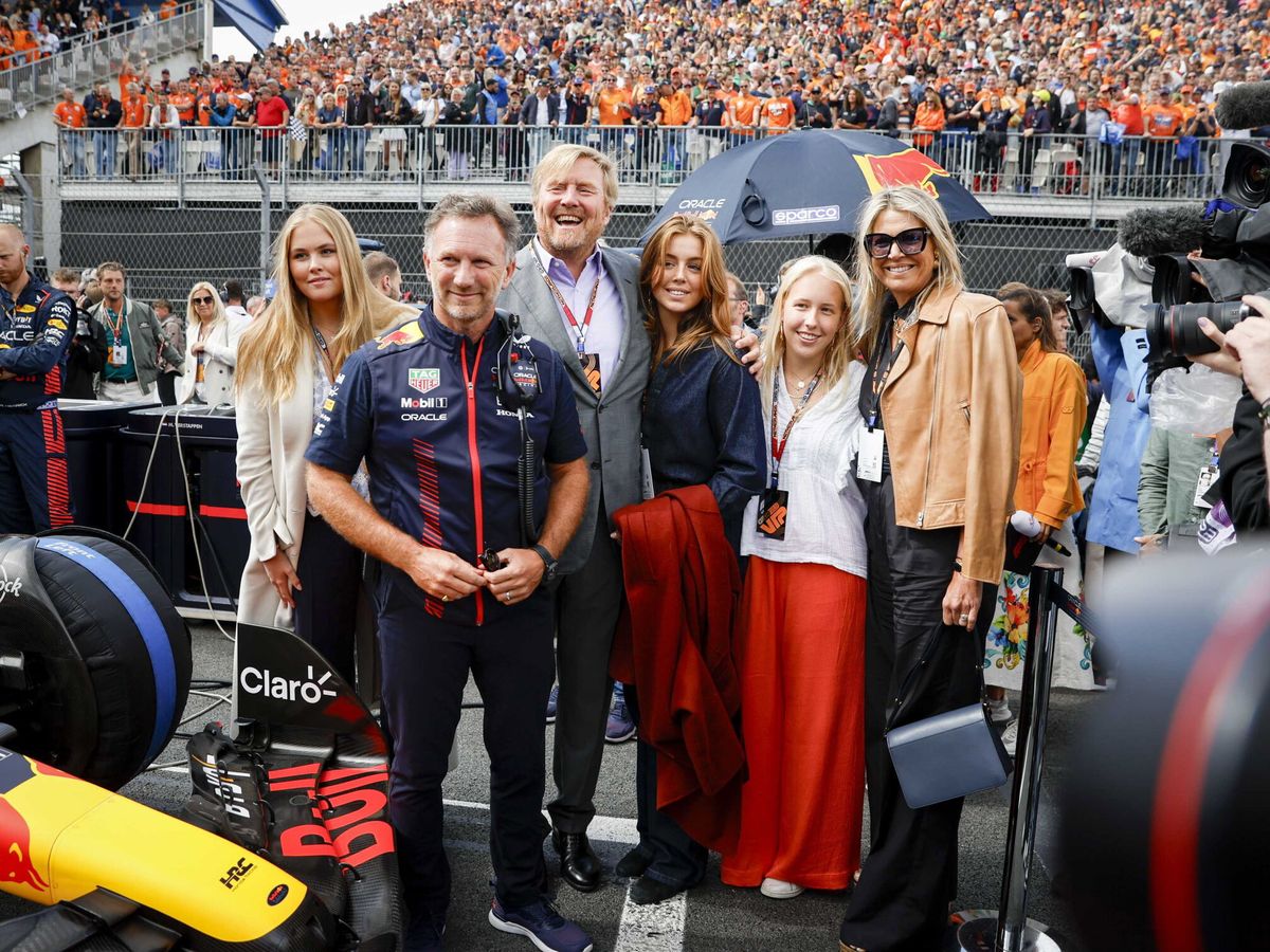 Foto: La familia real holandesa asiste al Premio de Fórmula 1 en los Países Bajos. (EFE/Remko de Waal)