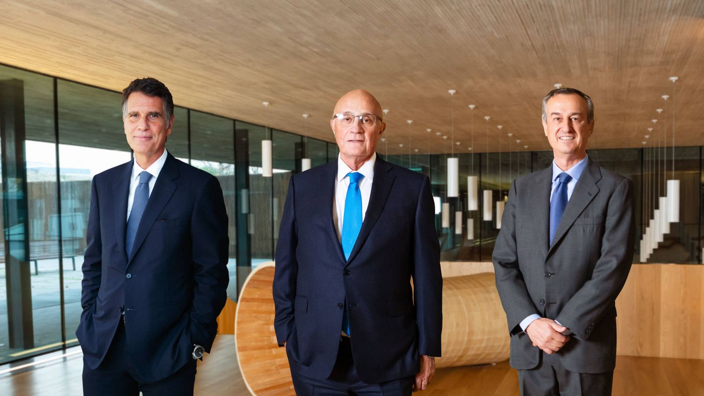 Jaime Guardiola, ex-CEO de Sabadell (i), Josep Oliu, presidente (c), y César González Bueno, consejero delegado. (Sabadell)
