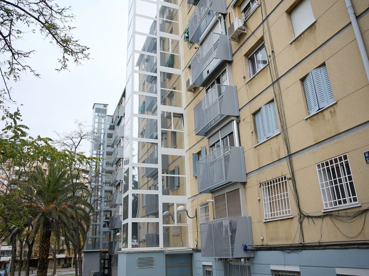 Foto: Vista de un edificio de Madrid con dos ascensores instalados en la fachada. (Europa Press/Jesús Hellín)