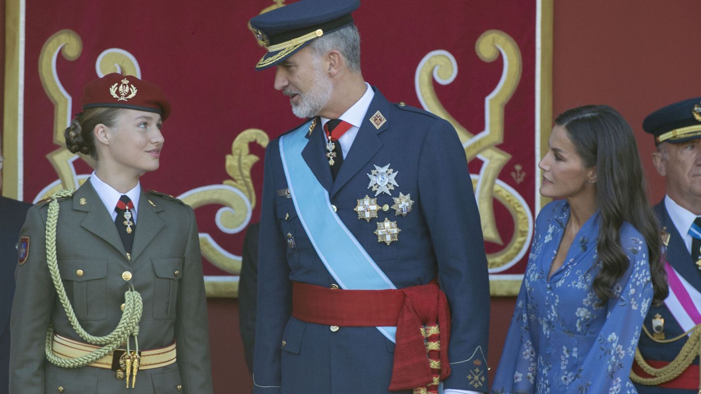 La princesa Leonor, el rey Felipe VI y la reina Letizia durante el desfile del 12 de octubre. (Europa Press)