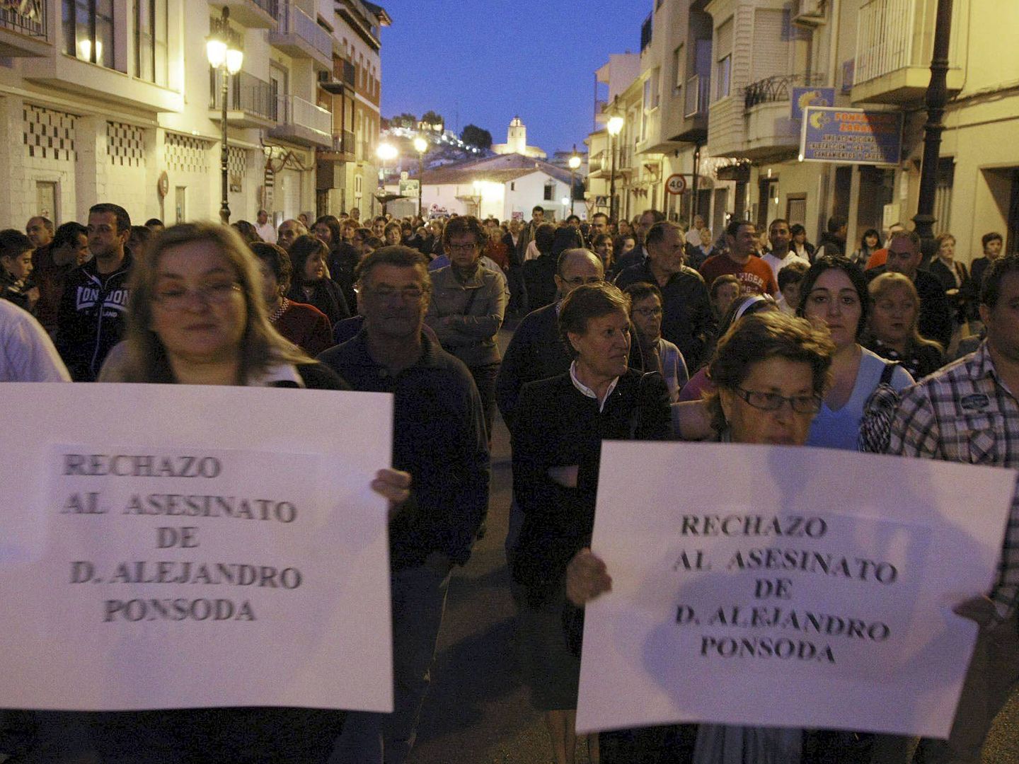 Vecinos de Polop, en 2010, concentrados en rechazo al asesinato de su alcalde. (EFE)