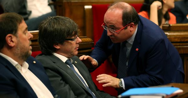 Foto: Puigdemont e Iceta hablan durante la jornada de ayer en el Parlament (Albert Gea / Reuters)