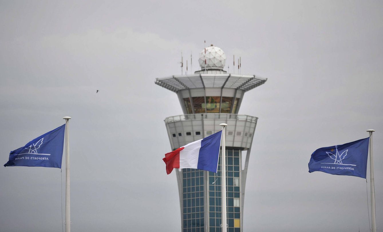 Torre de control del aeropuerto francés de Orly. (EFE)