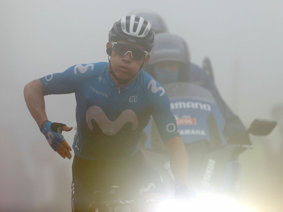 Foto: Miguel Ángel López llega a la meta, entre la niebla, del Gamoniteiru. (Efe)