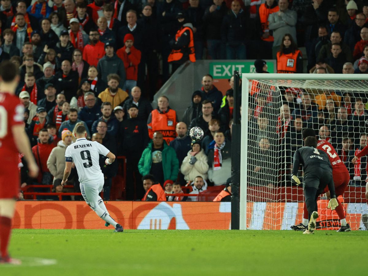 Foto: Karim Benzema celebra uno de sus goles ante el Liverpool en Anfield (REUTERS/Phil Noble).