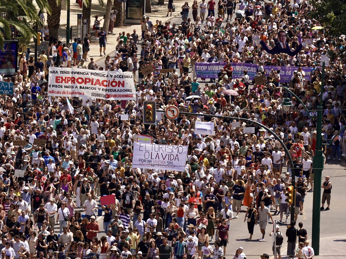 Foto: La manifestación "Málaga para vivir, no para sobrevivir" ha convocado a 5.500 personas. (Álex Zea / Europa Press)
