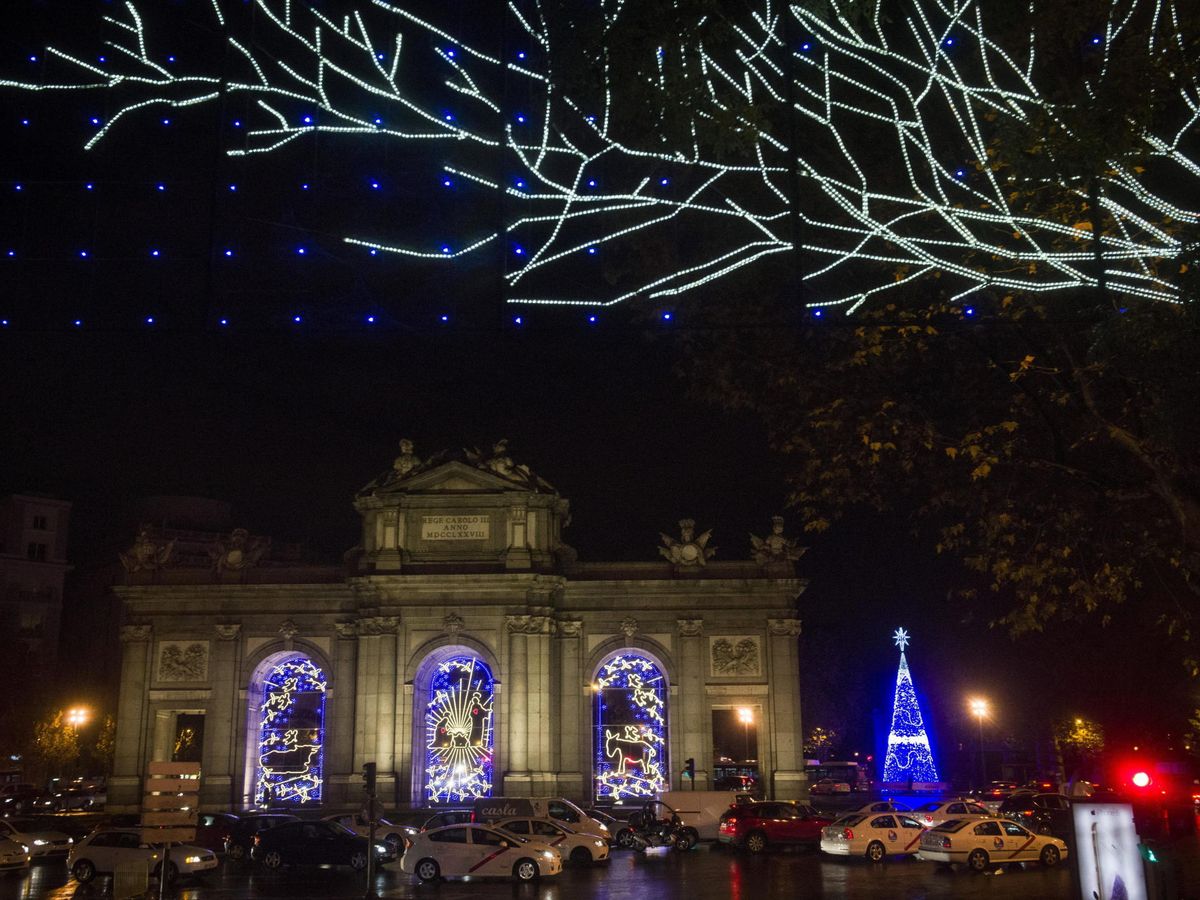 Foto: Madrid decorada con luces navideñas. (EFE/Luca Piergiovanni)