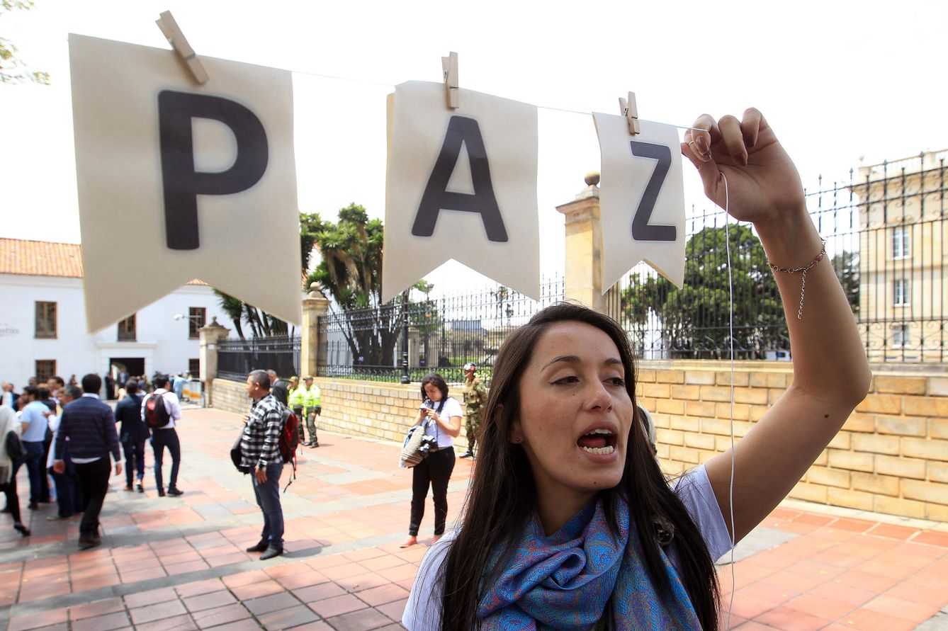 Un grupo de personas se manifiesta en favor de la paz en Bogotá, en octubre de 2016 (EFE)