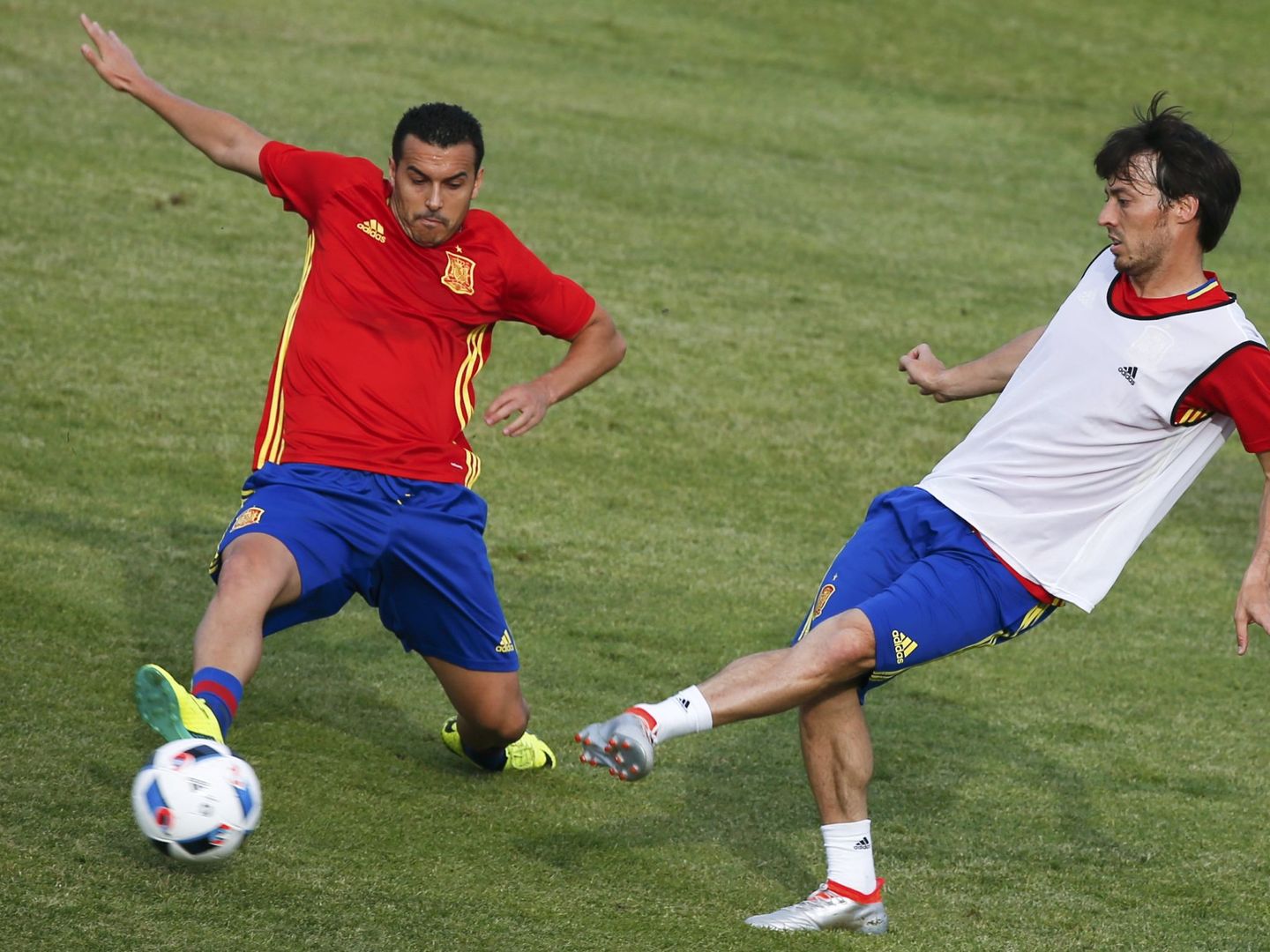 Pedro y Silva juntos en la Selección y en la Premier (Sergio Pérez/Reuters).