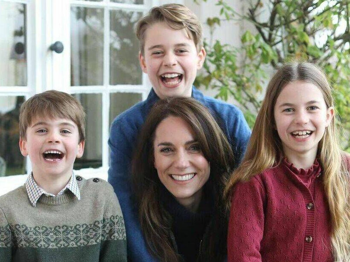 Foto: Kate Middleton, junto a sus tres hijos en la famosa foto. (Kensington Palace)