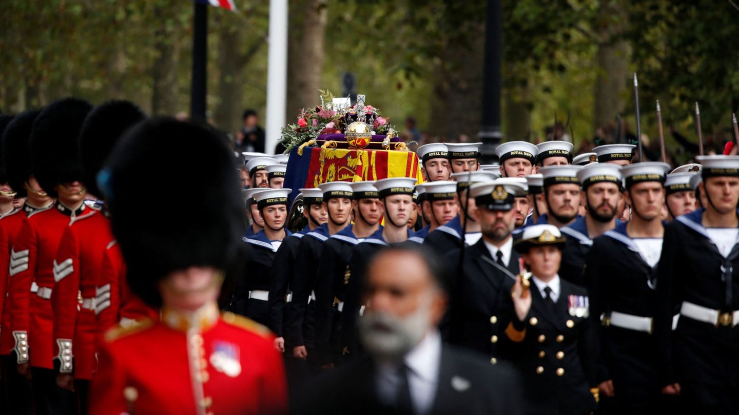 El féretro de la reina Isabel II. (Reuters/Pool/David Cliff)