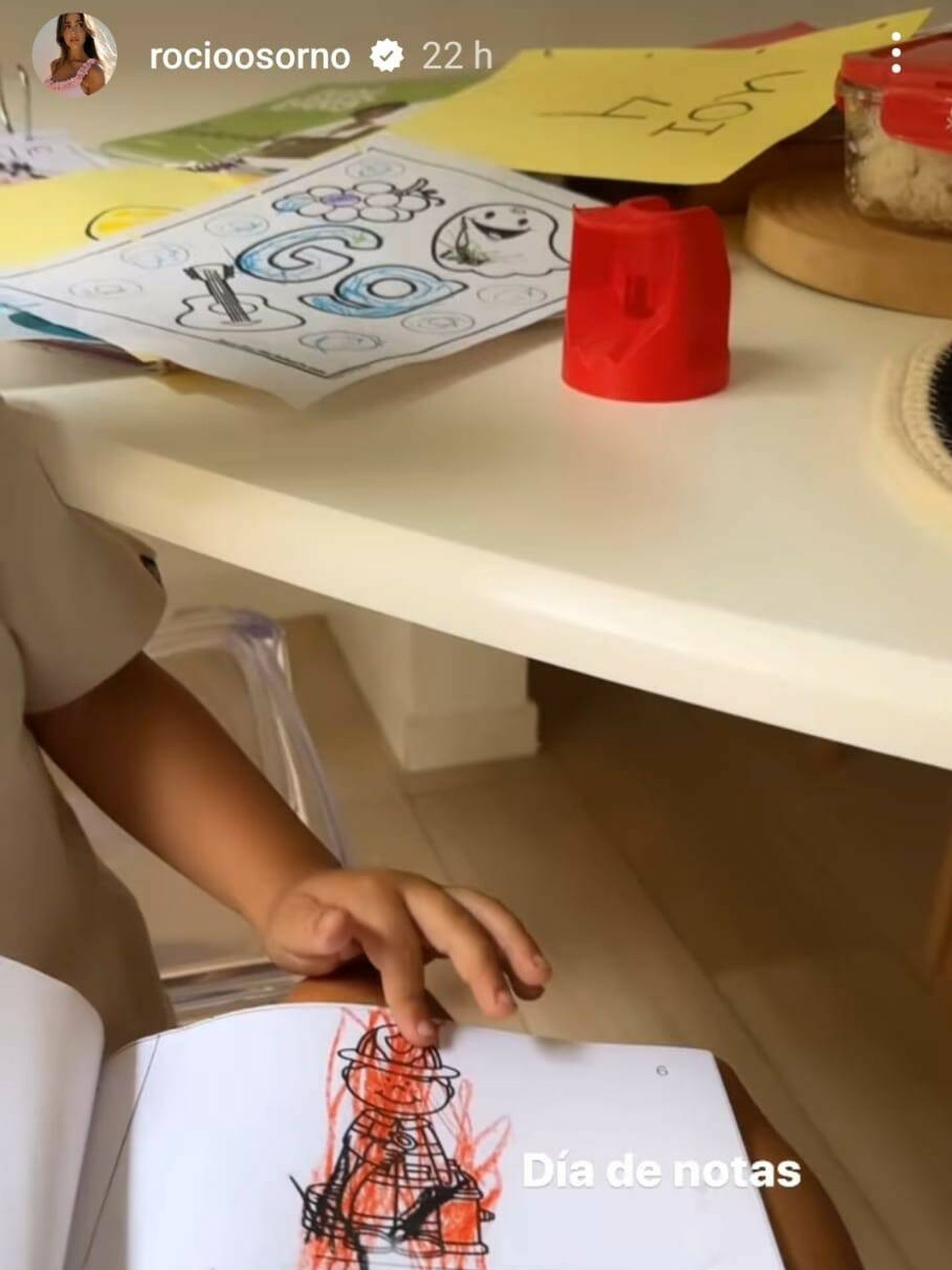 Rocío Osorno mostrando el dibujo de uno de sus hijos (Instagram/@rocioosorno)