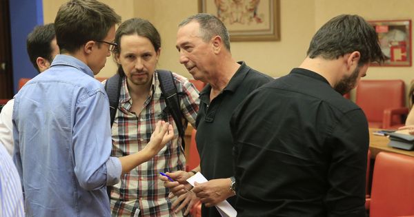 Foto: Joan Baldoví conversando con Pablo Iglesias e Íñigo Errejón. (EFE) 