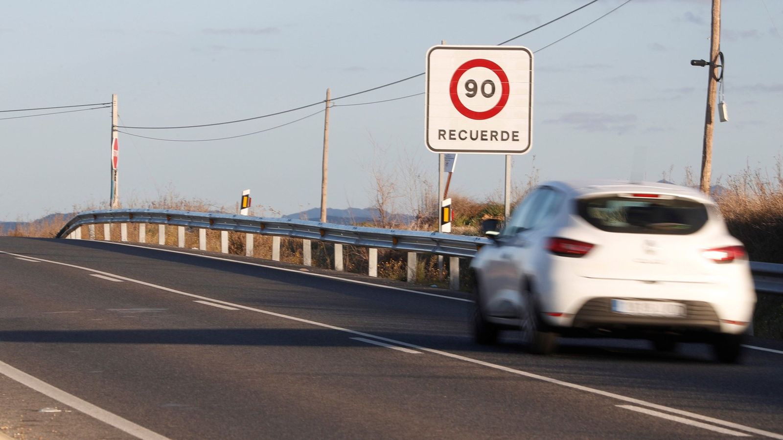 Foto: Desde este martes, no se puede superar los 90 km/h en carreteras convencionales. (EFE)