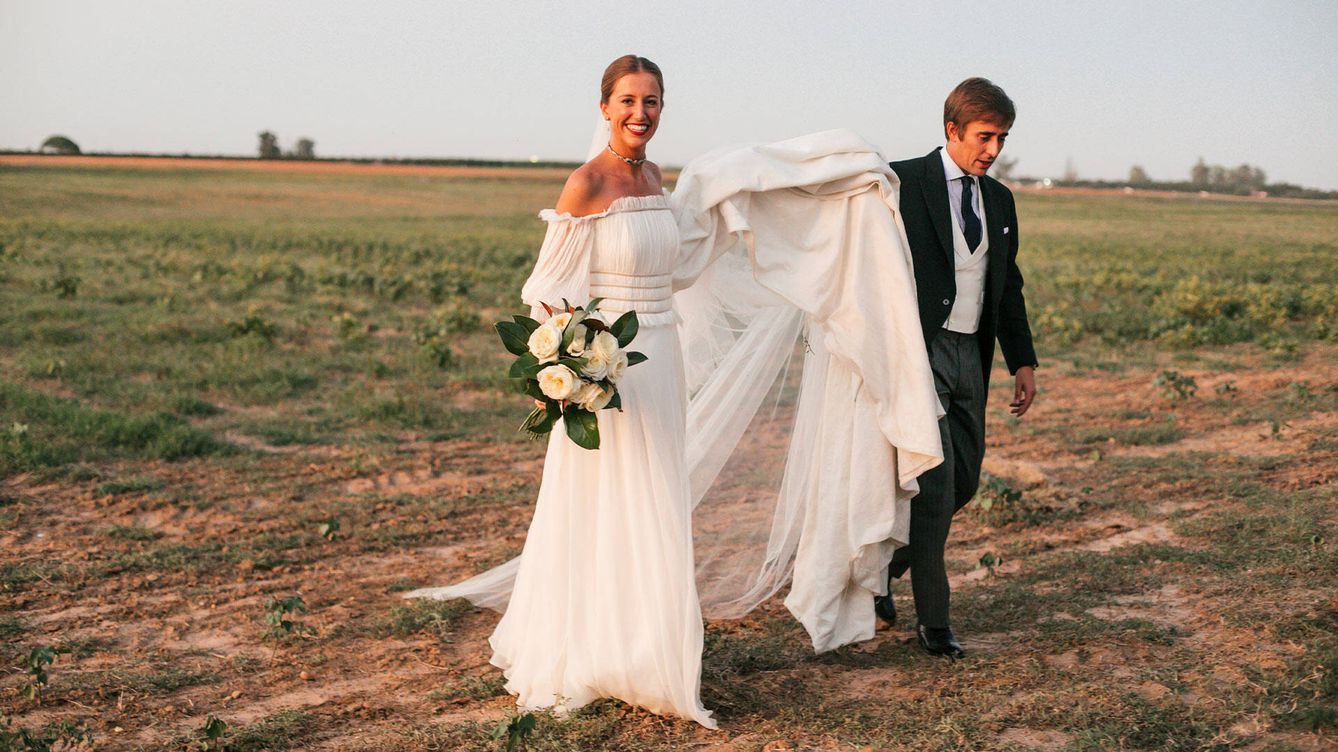 La boda de Lola y Juan: del vestido de novia diseñado por ella al enclave campestre para una noche en Sevilla